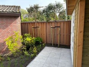 sierbestrating en schutting